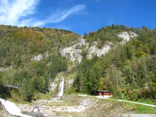 Blick zurück zur Alpbachschlucht mir Wasserfall. Ein schöner Wandertag geht zu Ende