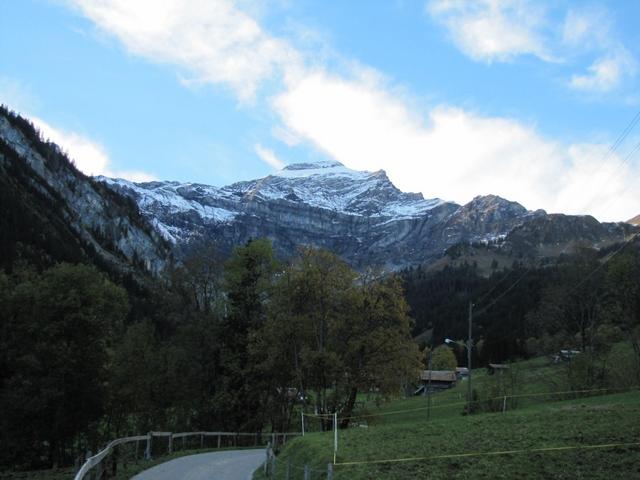 am Horizont die schneebedeckte Schwalmere