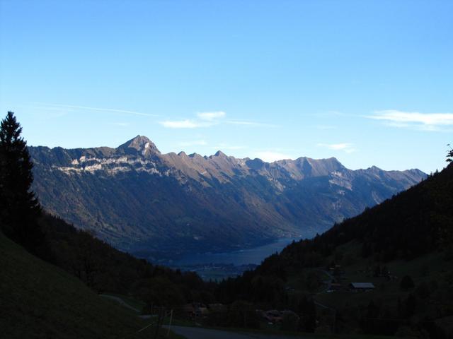 während dem Laufen drehten wir uns einmal um, was für eine Aussicht! Augstmatthorn mit Brienzersee