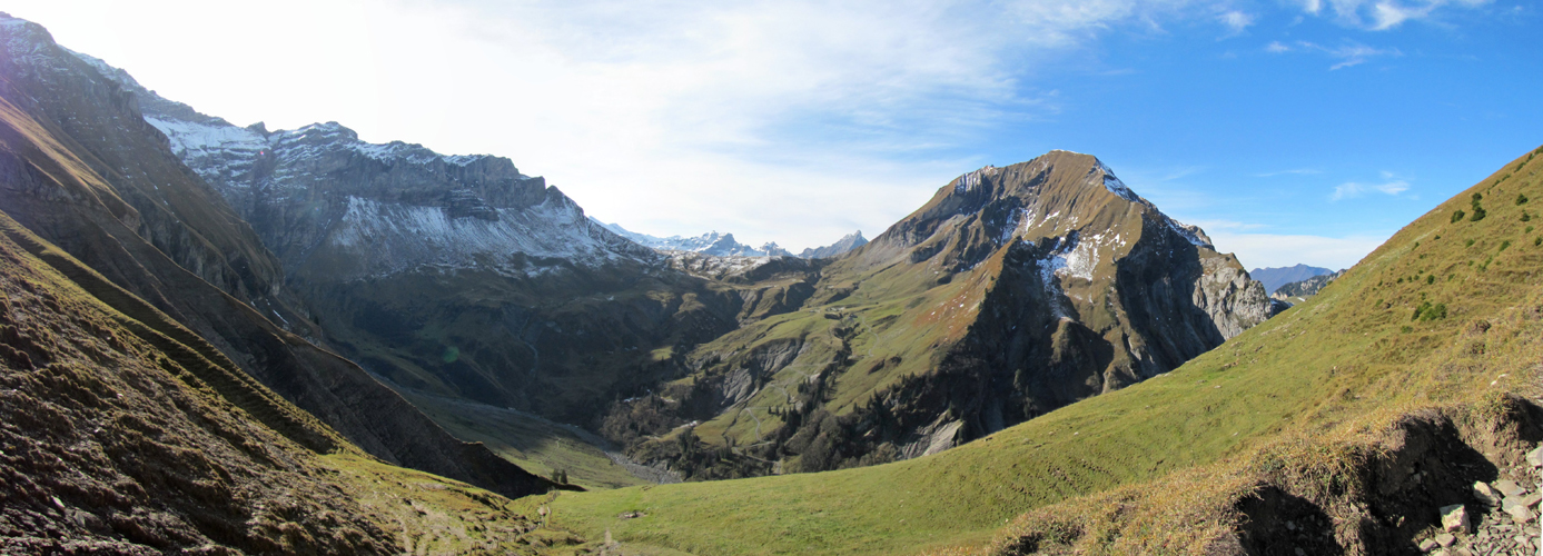 Breitbildfoto vom Rengglipass aus gesehen mit Blick ins Suldtal mit dem Latrejespitz