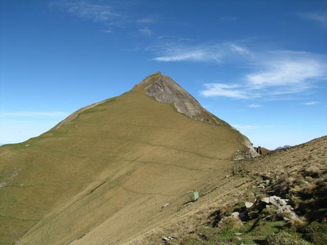 bei Punkt 2068 m.ü.M. erscheint der Morgenberghorn am Horizont