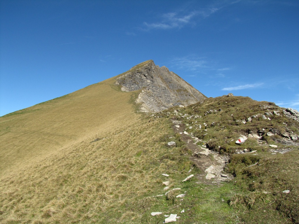 der Bergpfad führt weiter an der Abbruchkante entlang aufwärts