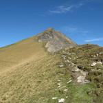 der Bergpfad führt weiter an der Abbruchkante entlang aufwärts