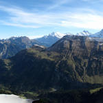 super schönes Breitbildfoto mit Blick auf Brienzer- und Thunersee und auf dutzende von Bergen