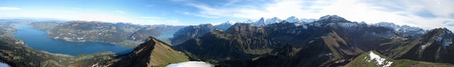 super schönes Breitbildfoto mit Blick auf Brienzer- und Thunersee und auf dutzende von Bergen
