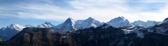 super schönes Breitbildfoto mit Wetterhorn, Ewigschneehorn, Schreckhorn, Eiger, Mönch und Jungfrau