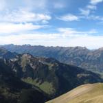 Blick ins Frutigtal mit Niesenkette und Niesen. Dort oben waren wir auch schon