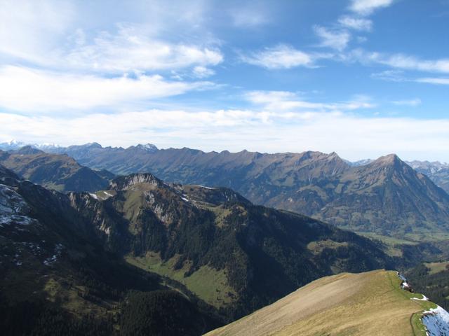 Blick ins Frutigtal mit Niesenkette und Niesen. Dort oben waren wir auch schon