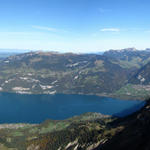 schönes Breitbildfoto mit Thunersee und Brienzersee. Sigriswiler Rotstock, Niederhorn, Augstmatthorn und Brienzer Rothorn