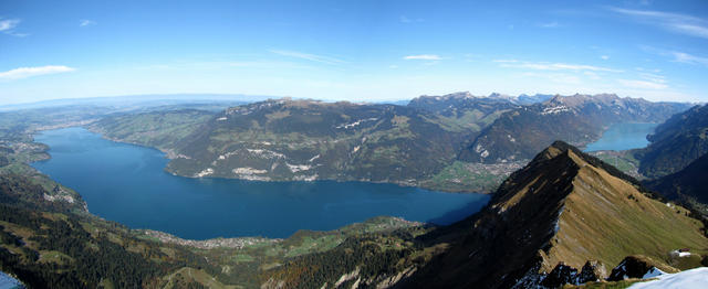 schönes Breitbildfoto mit Thunersee und Brienzersee. Sigriswiler Rotstock, Niederhorn, Augstmatthorn und Brienzer Rothorn