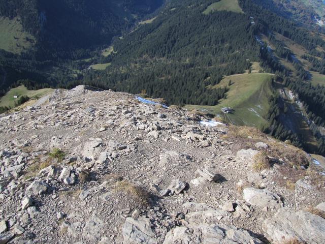 steil und zum Teil rutschig geht es abwärts. Gutes Profil an den Wanderschuhen ist hier Gold wert