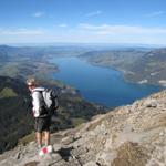 Mäusi ist begeistert. Die Sicht reicht bis am Ende des Thunersee zur schönen Stadt Thun