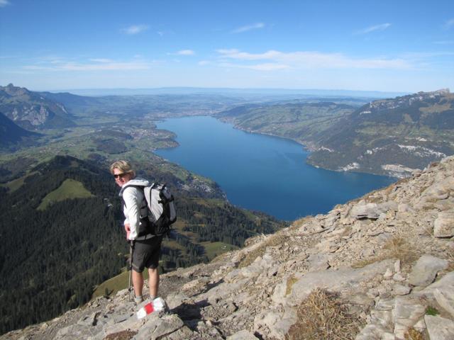 Mäusi ist begeistert. Die Sicht reicht bis am Ende des Thunersee zur schönen Stadt Thun