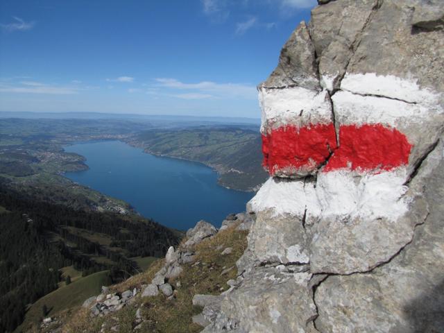 bei einer Alpinen Umgebung Blick auf die Stadt Thun. Was für Gegensätze