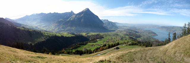 Breitbildfoto aufgenommen bei Aeschiallmi 1276 m.ü.M. mit Blick auf Aeschiried