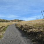 über breite Kieswege führt der Wanderweg neben Skianlagen! aufwarts