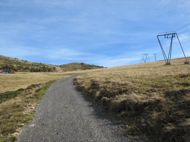 über breite Kieswege führt der Wanderweg neben Skianlagen! aufwarts