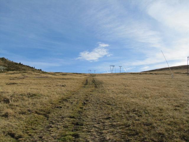 Bergwanderweg ist aber übertrieben. Über die Skipisten geht aufwärts. Überall Beschneiungsanlagen