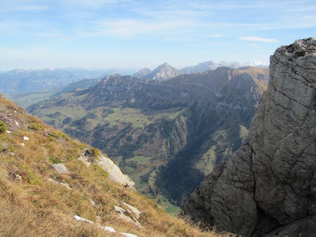 Tiefblick ins Kandertal. Auf der anderen Seite der Gehrihorn. Dort oben waren wir auch schon