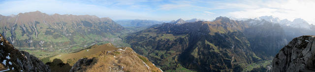 schönes Breitbildfoto. Der Blick vom Elsighorn reicht bis an den Thunersee