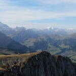 schönes Breitbildfoto mit Blick Richtung Adelboden mit Wildstrubel, Wildhorn und Les Diablerets