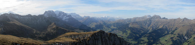 schönes Breitbildfoto mit Blick Richtung Adelboden mit Wildstrubel, Wildhorn und Les Diablerets