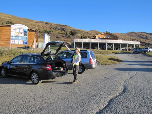 über die gebührenpflichtige Strasse, haben wir den grossen Parkplatz auf Triemel erreicht