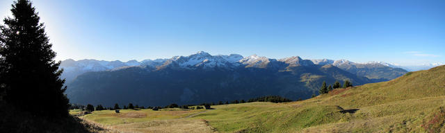 Breitbildfoto mit Blick ins Schanfigg