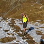 Mäusi geniesst die warme Sonne. In kurzen Hosen im Schnee, so ist der Herbst in den Alpen