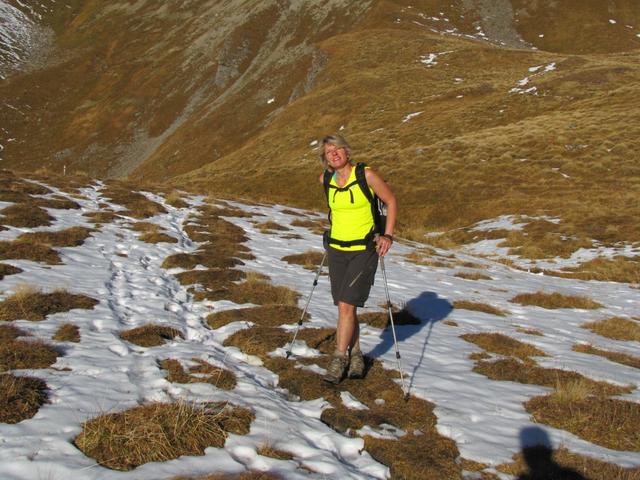 Mäusi geniesst die warme Sonne. In kurzen Hosen im Schnee, so ist der Herbst in den Alpen