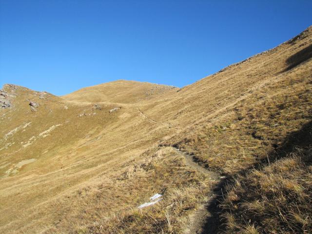 der Weg führt weiter aufwärts zum Sattel der den Hochwang mit dem Ratosen Stein verbindet