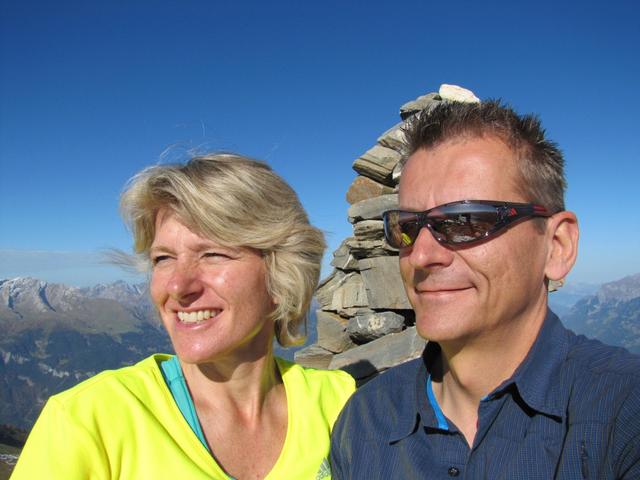 Mäusi und Franco bestaunen auf dem Gipfel des Hochwang die wunderschöne Aussicht