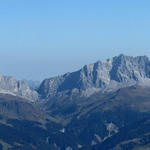 sehr schönes Breitbildfoto vom ganzen Rätikon. Schön aufgereiht sind alle Berge ersichtlich