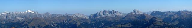 sehr schönes Breitbildfoto vom ganzen Rätikon. Schön aufgereiht sind alle Berge ersichtlich