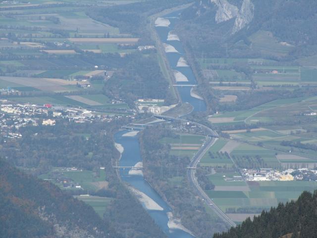 Blick auf die Rheinebene mit Rhein