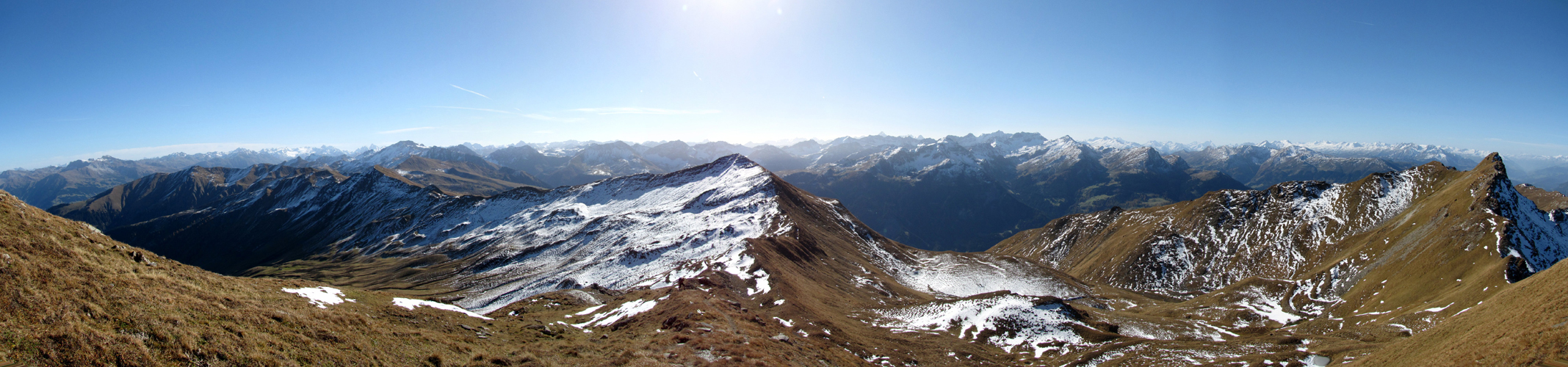 Breitbildfoto mit Ratoser Stein, aufgenommen während dem runterlaufen vom Hochwang