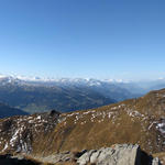 Breitbildfoto. Der Blick reicht bis in die Surselva. Was für ein Prachtswetter