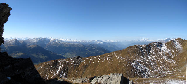 Breitbildfoto. Der Blick reicht bis in die Surselva. Was für ein Prachtswetter