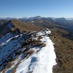 auf dem Grat. Links das Prättigau, rechts das Schanfigg