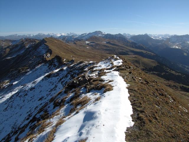 auf dem Grat. Links das Prättigau, rechts das Schanfigg