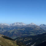 Breitbildfoto vom Fürggli aus gesehen, mit Blick auf die berühmte Kalkmauer des Rätikon