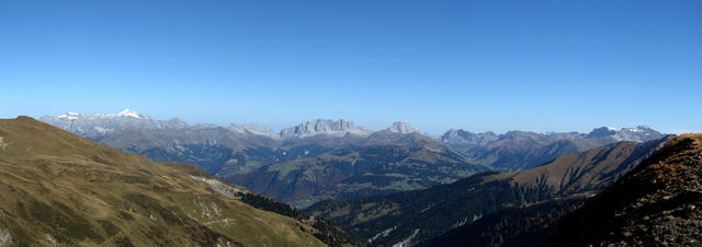 Breitbildfoto vom Fürggli aus gesehen, mit Blick auf die berühmte Kalkmauer des Rätikon