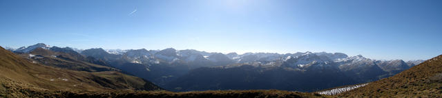 Breitbildfoto vom Fürggli aus gesehen mit Blick ins Schanfigg. Einfach schön