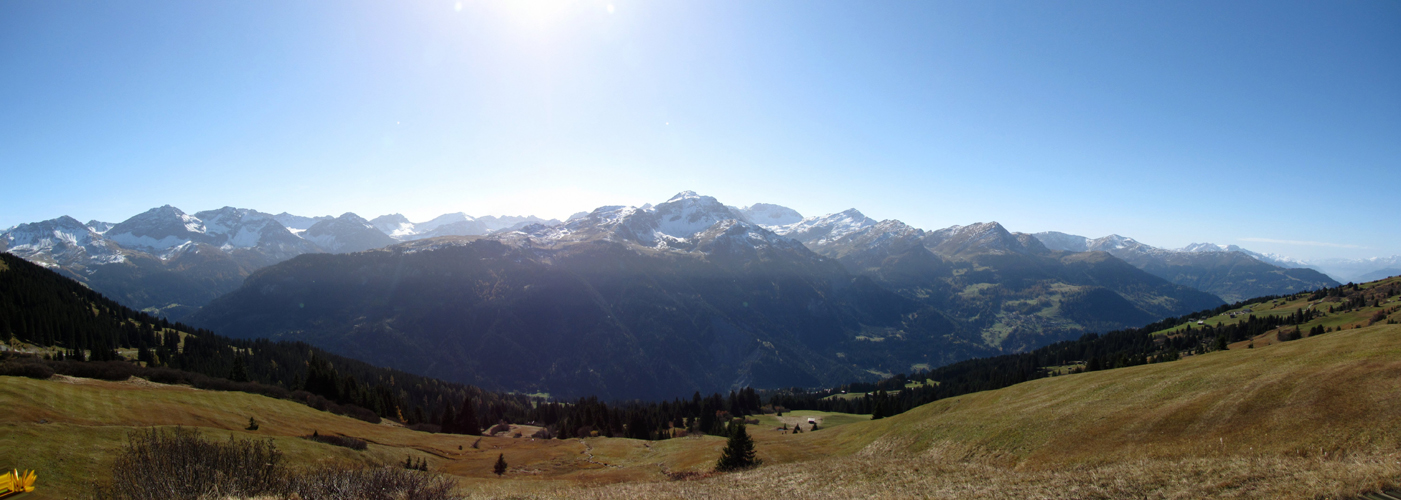 Breitbildfoto. Was für ein Panorama von der Terrasse vom Berghaus. Die Sicht reicht bis zum Galenstock und noch weiter