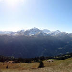 Breitbildfoto. Was für ein Panorama von der Terrasse vom Berghaus. Die Sicht reicht bis zum Galenstock und noch weiter