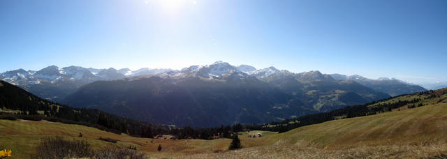 Breitbildfoto. Was für ein Panorama von der Terrasse vom Berghaus. Die Sicht reicht bis zum Galenstock und noch weiter