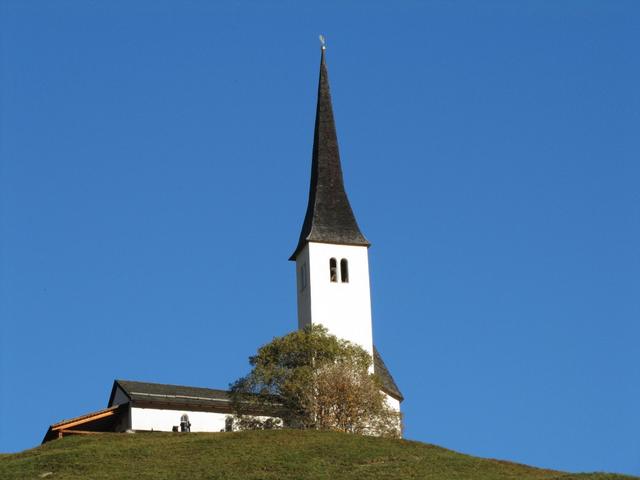 schon von weitem ist die kleine aber schöne Kirche von Tenna ersichtlich