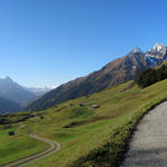 schönes Breitbildfoto mit Blick ins Safiental. Links Piz Beverin und Bruschghorn, rechts Piz Fess