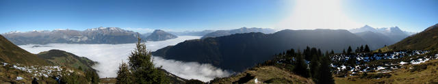 superschönes Breitbildfoto. Panoramablick ins das Churer Rheintal. In der mitte der Haldensteiner Calanda