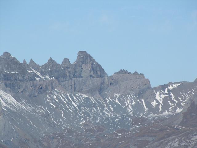 Tschingelhoren mit Martinsloch und Segnespass. Dort waren wir auch schon